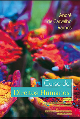 O procurador Regional da República, André de Carvalho Ramos, acaba de lançar a nova edição atualizada de seu livro Curso de Direitos Humanos.  O Curso de Direitos Humanos tem o propósito de expor, de modo adequado à importância e complexidade da matéria, os principais delineamentos normativos e precedentes judiciais da disciplina, para que os leitores possam, depois, aprofundar em um tema específico.  Entre as novidades da 9ª edição, estão: novos temas, como direito ao meio ambiente, corrupção e direitos humanos, direito à proteção de dados pessoais e atualização do impacto sobre os direitos humanos da pandemia da COVID-19; foram acrescidos dez novos casos comentados da Corte Interamericana de Direitos Humanos, bem como quatro casos em trâmite contra o Brasil e três opiniões consultivas da Corte IDH; e está de acordo com a Lei Maria Ferrer Lei n. 14.245, de 22 de novembro de 2021, que protege vítimas de crimes sexuais em julgamentos.  “A nova edição tem mais de mil e quatrocentas páginas, em um formato e diagramação que auxiliam a transmissão do conhecimento. Dedico esta nona edição à minha família. Sozinho, talvez se chegue mais rápido. Juntos, se chega mais longe”, explica o autor.  Doutor em Direito Internacional pela Universidade de São Paulo (USP), Ramos é professor da Faculdade de Direito da USP e procurador regional da República. Atuou como procurador regional eleitoral de São Paulo (2012-2016), e secretário de Direitos Humanos da PGR (2017-2019).  Curso de Direitos Humanos Editora Saraiva JUR 1144 páginas 9ª Edição Ano 2022 Compre aqui