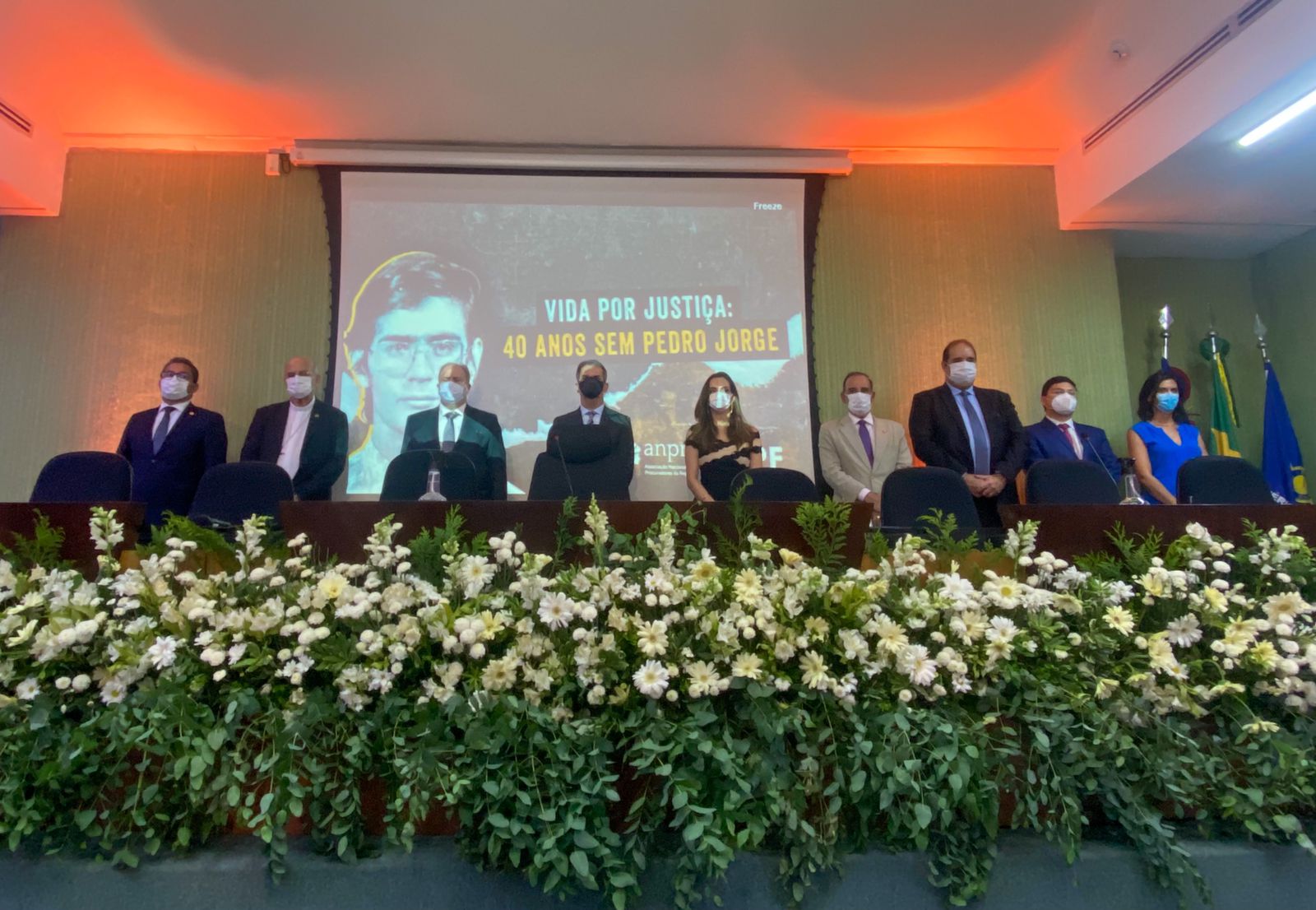*Monumento eterniza a história de um procurador e de um cidadão em defesa dos interesses sociais*  A Associação Nacional dos Procuradores da República (ANPR) e a Fundação Pedro Jorge inauguraram, nesta segunda-feira (28), monumento em homenagem ao procurador da República Pedro Jorge. A estátua está na Praça Elinaldo Nem, em Recife (PE), em frente a Procuradoria da República em Pernambuco, de forma a eternizar a história do agente público morto em 1982, por denunciar o maior esquema de corrupção da época, conhecido como o Escândalo da Mandioca.  A diretora da Fundação Pedro Jorge, Melina Montoya, após relembrar um pouco da história pessoal e profissional do procurador, afirmou que ele continua vivo no destemor de cada representante do Ministério Público Federal ciente dos impactos da atuação na sociedade. “Pedro Jorge sabia que a sua atuação era arriscada e não havia ambiente seguro em seu agir institucional, mas se viu entre o dever e a omissão. Seguiremos inspirados pela sua coragem e determinação em fazer valer concretamente a defesa da ordem jurídica, do regime democrático e dos interesses sociais, apesar de todos os percalços que hoje nos confrontam e de todos que tentam nos intimidar”, arrematou.  Atual chefe da Procuradoria da República em Pernambuco – cargo que Pedro Jorge ocupou, o procurador Alfredo Falcão Jr. ressaltou o significado da escolha da praça. ”Essa praça está na frente da procuradoria da República onde Pedro Jorge foi chefe até o final da sua vida", lembrou.  A subprocuradora-geral da República aposentada, Dalva Almeida, não conteve as lágrimas ao ser homenageada durante o evento. Apesar de não ter conhecido o colega de MPF, eles tiveram como denominador comum em suas trajetórias profissionais: o escândalo da mandioca. Isso porque foi ela quem herdou os processos do procurador logo após o crime e não ficou só nisso. Ao se aposentar, dedicou-se ao longo de quatro anos a um livro que não deixa no esquecimento a fraude, as investigações, a denúncia e o assassinato. Ainda este ano, a ANPR irá lançar a versão digital do livro.  O presidente da ANPR, Ubiratan Cazetta, foi enfático ao lembrar que o legado deixado por Pedro Jorge como agente público no exercício da função e em defesa de interesses da sociedade é um marco e não pode ser esquecido. Mas, ele lembrou que a estátua concretiza a história também de um pai, de um esposo, de um cidadão. “Devemos pensar em Pedro Jorge como aquele que iniciou uma caminhada e que nos levou a esse desenho de Ministério Público Federal que 1988 nos deu, e que precisa ser consolidado, porque não existe instituição que esteja pronta. Ela precisa se renovar e se questionar diariamente para ver se está se afastando ou não dos seus objetivos. E essa luta não fica apenas na estátua. Ela tem que estar presente em cada um de nós. A história de Pedro Jorge deve iniciar sempre pelo lado humano, pelo que ele representou como pessoa, como pai, pela falta que ele fez, a partir de um ato de força e um ato de violência”, ressaltou.  O procurador-geral da República, Augusto Aras, após homenagear Pedro Jorge, conclamou a todos a se manterem unidos na defesa da democracia e dos interesses da sociedade, em especial, dos menos afortunados. "O sacrifício de Pedro Jorge foi um divisor de águas na história do Ministério Público brasileiro. Era imperativo que seus membros tivessem, pois, garantias constitucionais, que vieram a ser consagradas com a Constituição de 88. Unidade, indivisibilidade e independência funcional estão asseguradas na lei maior. Aqui, cada um de nós é um Pedro Jorge, que dá parcela de sua vida para que a vida que Pedro Jorge não viveu seja vivida intensamente por cada membro da sua família, para que a sociedade brasileira tenha o seu autêntico defensor dos membros da instituição”.   Criador do Monumento A estátua que recebeu o nome “Uma vida pela justiça”, carrega em cada detalhe o carinho e o orgulho do povo pernambucano, em especial, do artista plástico Demetrio Albuquerque Silva Filho, que buscou reproduzir com a máxima exatidão características do procurador, como a altura, 1,80m. Mas, ele fez mais. Imortalizou o que o procurador representa para o Brasil. “Sou tocado por esses exemplos, que me levam a aprender muito mais. Porque são pessoas que têm um senso de humanidade além do dever. Eles espalham para a sociedade um exemplo, que é muito mais do que a figura profissional que eles têm. Nós, como artistas e escultores, temos a pretensão de que nosso trabalho nos supere, fique além de nós todos”, finalizou o artista.  Confira a cerimônia na íntegra:   https://www.youtube.com/watch?v=4bpm2vrYybc