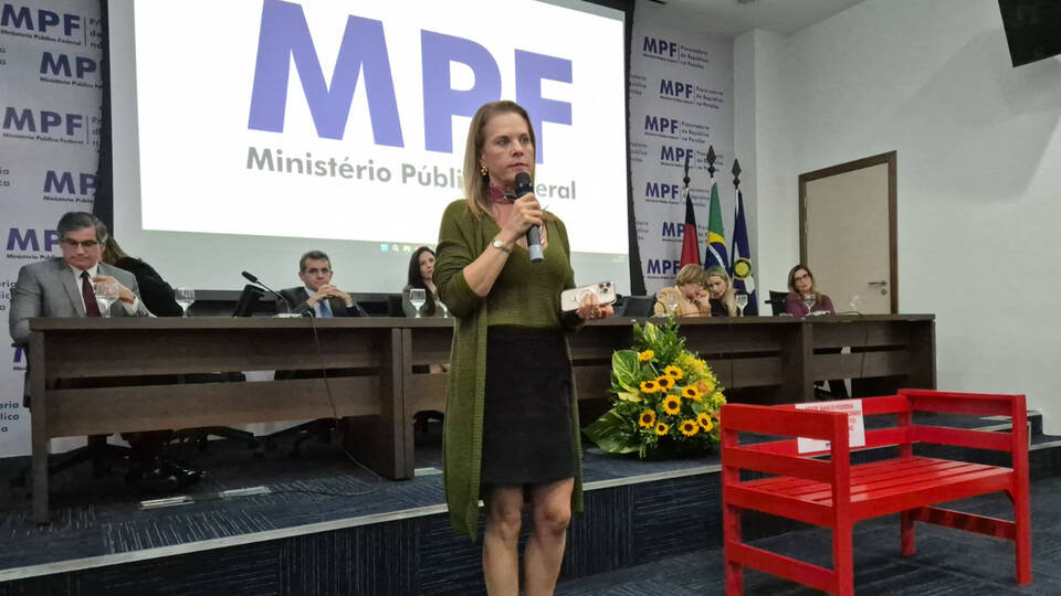 “É preciso promover avanços para garantir não só a escuta, mas a plena proteção das mulheres”, enfatiza a vice-presidente da ANPR, durante evento de combate ao feminicídio
